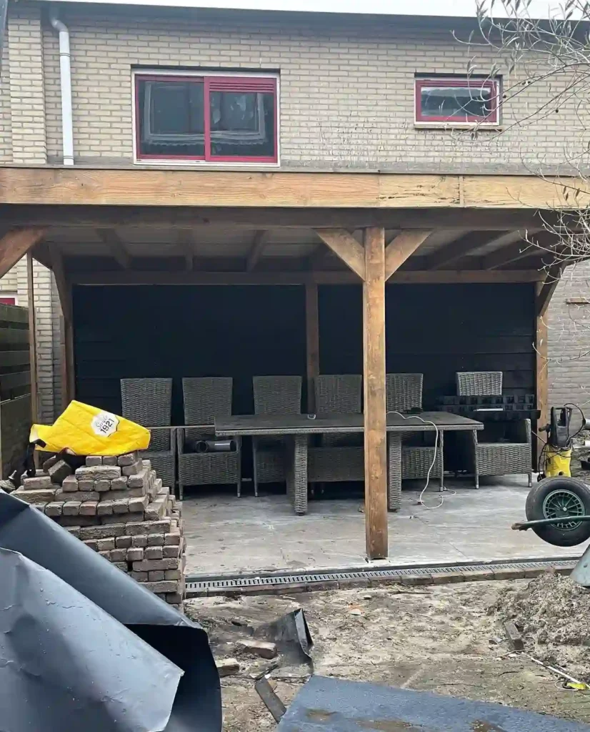 Tuinoverkapping hout getegeld en afgewerkt