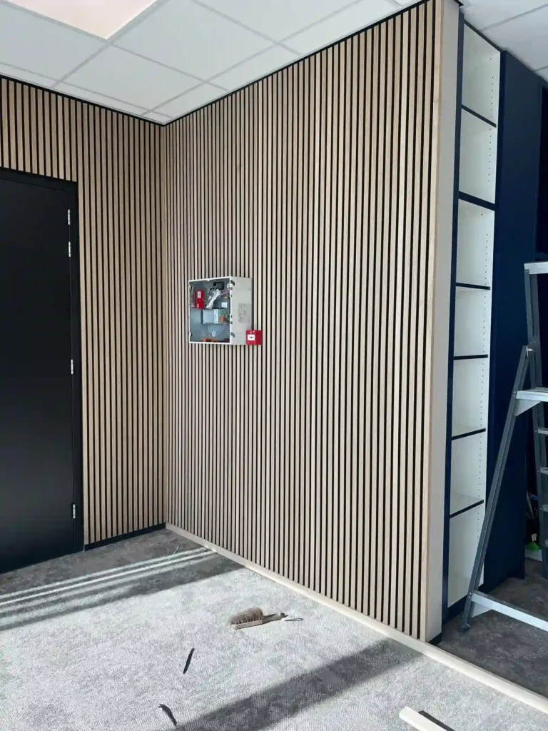 WoodUpp wandbekleding met brandinstallatie