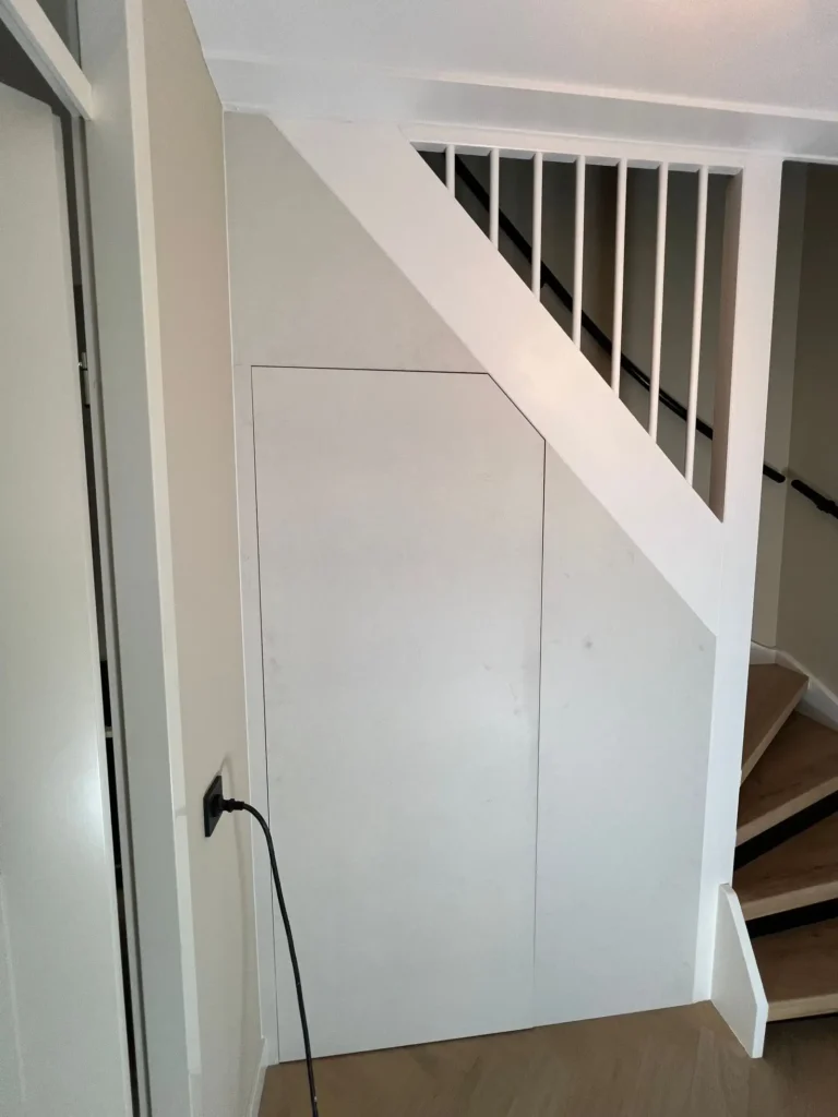 Witte trapkast op maat met push open