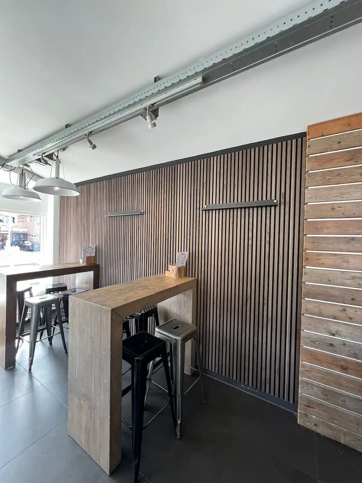 WoodUpp wandbekleding hout in restaurant