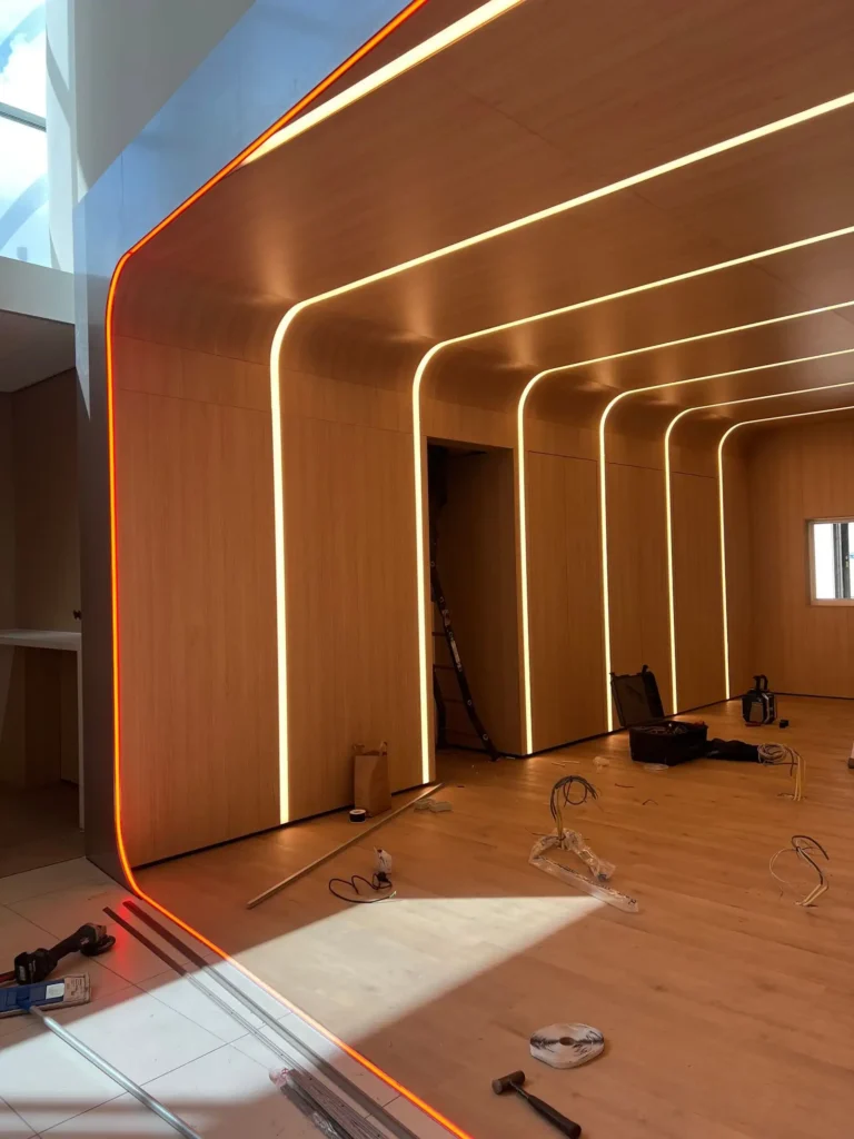 Kia showroom wandbeplating overlopend in plafond met LED