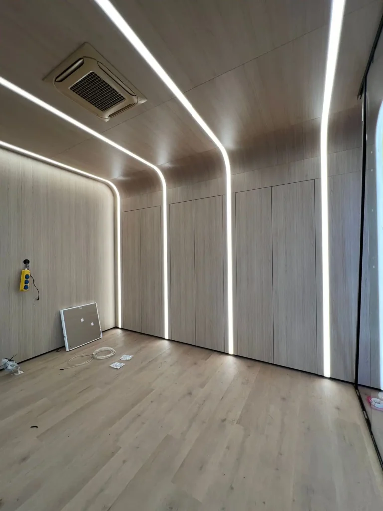 Kia kast op maat doorlopend in plafond
