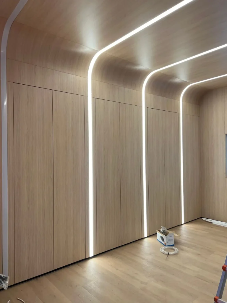Kia kast op maat met ronding naar plafond