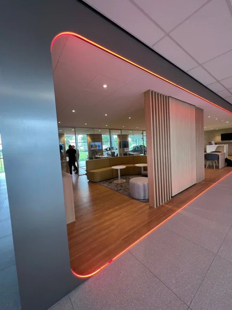 Kia op maat gemaakte RVS showroom met LED
