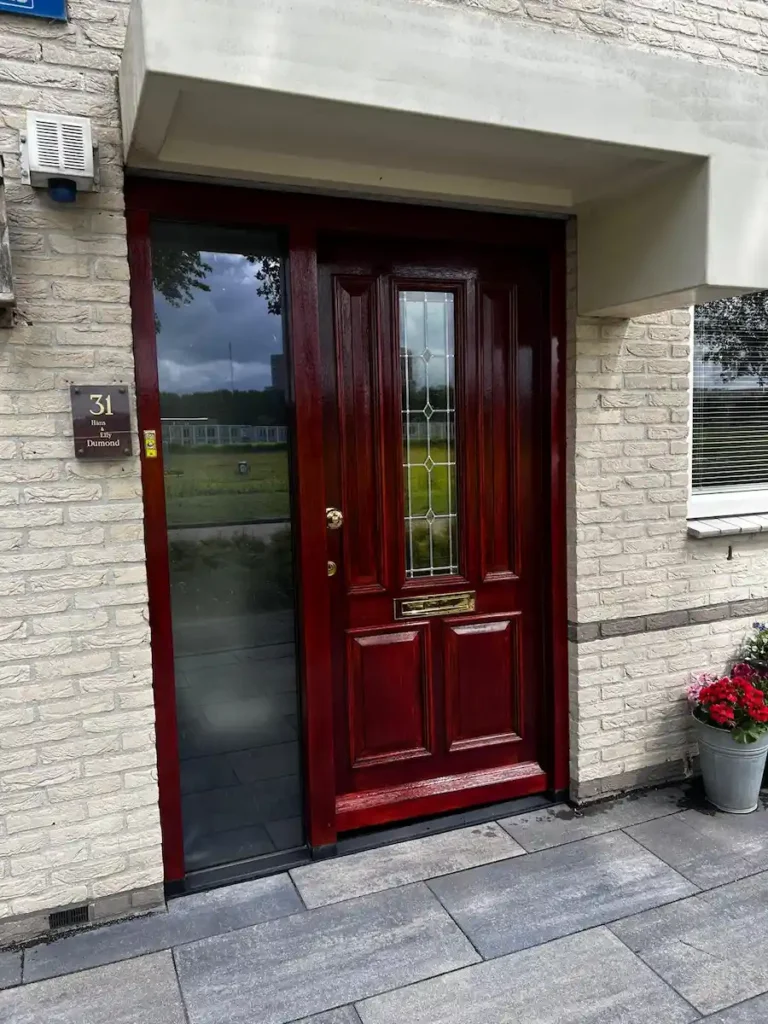 Deur afgelakt in mahonie beits