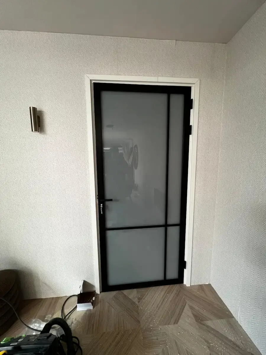 Houten deur met glas
