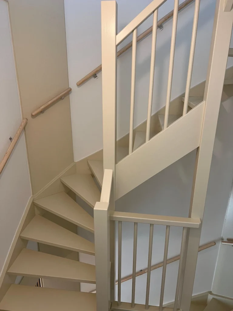 Schilderwerkzaamheden trap Ral1015