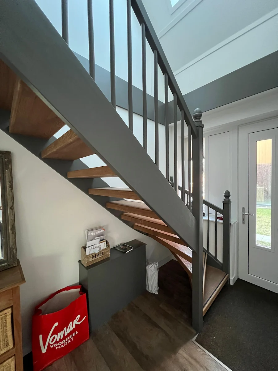 Traprenovatie, schilderwerk + panelen