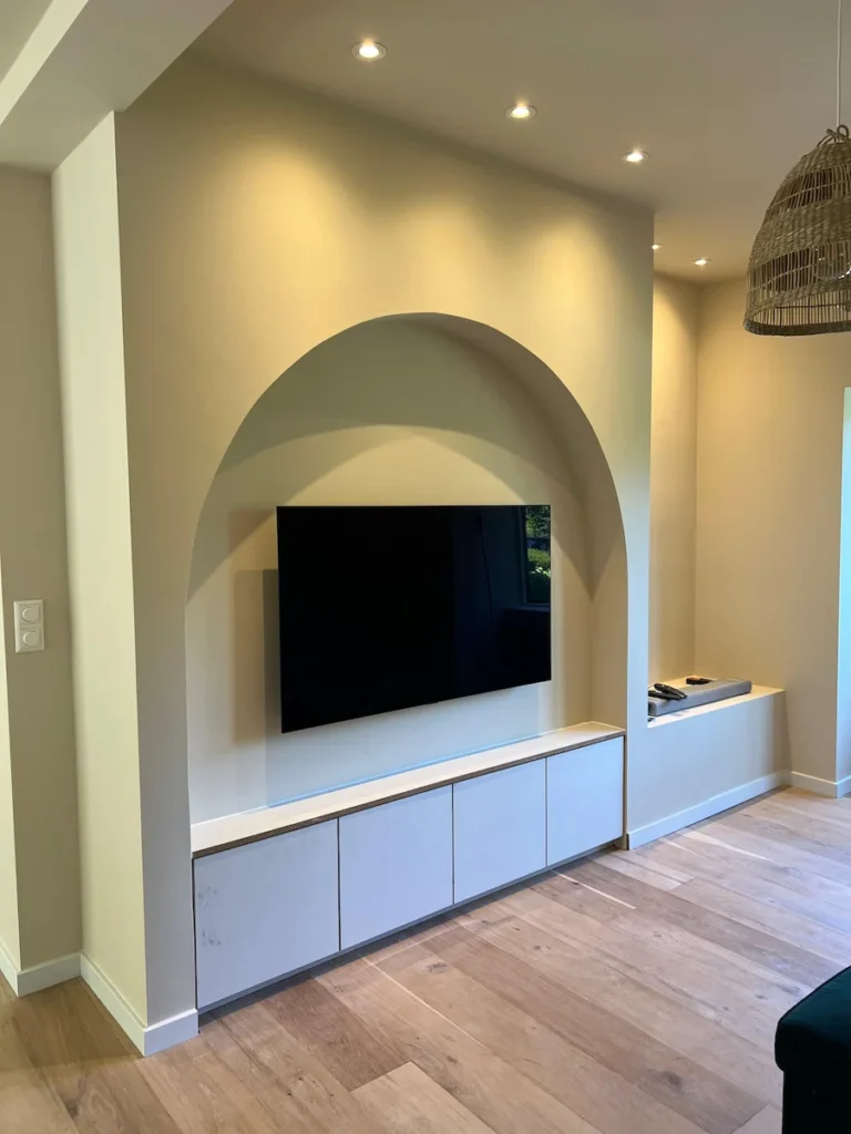 Nis in toog vorm, tv-meubel op maat inclusief zithoek.