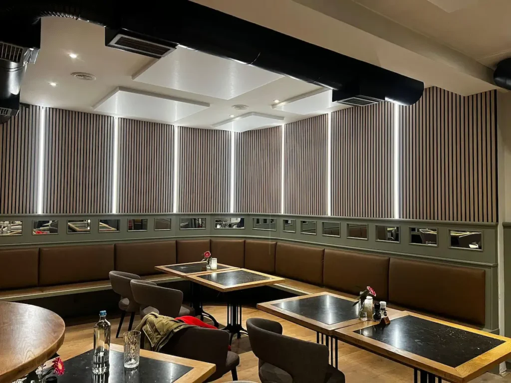 Wandbekleding aangebracht met verlichting op Philips Hue.